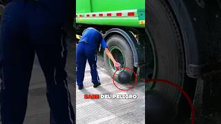 Joven Comete Peligroso Error con Llanta de Camióntruckstrailercamiones camioneros trockeros [upl. by Bridwell817]