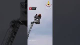 Así fue el rescate a un turista en la Torre de Pisa ubicada en Italia [upl. by Llenad300]