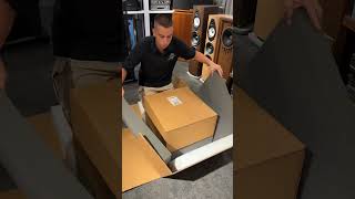 McIntosh MC302 unboxing audiocostruzioni music [upl. by Ellohcin276]