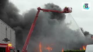 Grote uitslaande brand in Hellevoetsluis [upl. by Rolyks]