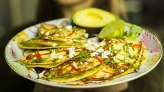 Quesadillas met hummus avocado en feta [upl. by Ardnaid]