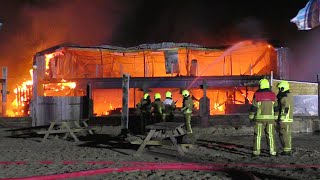 Grote brand IJmuiden  Grote uitslaande brand in strandpaviljoen Hulpdiensten met spoed ter plaatse [upl. by Aerdnuahs]