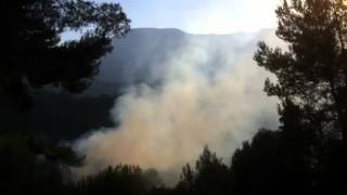 Des habitations menacées par un incendie route du Montgros [upl. by Nawak224]