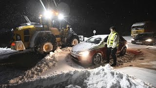 Más de mil coches atascados en la autopista E22 en el sur de Suecia [upl. by Adall926]