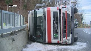 Neuhausen am Rheinfall SH Lastwagen kippt in Kreisverkehr um [upl. by Adanama]