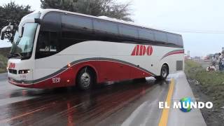 Autobús maniobra en pavimento con melaza [upl. by Whitman]