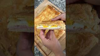 Empanada de hojaldre rellena de jamón queso nata y huevo receta fácil [upl. by Ambie]