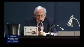 Warren Buffett Accidentally Calls Greg Abel “Charlie” at Berkshire Hathaway Shareholders Meeting [upl. by Naimerej334]