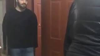 tek kolu olan adamın su almasına yardımcı olan kolsuz adam [upl. by Nylauqcaj217]