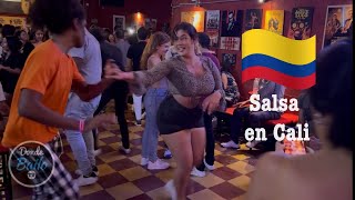 Colombianos Bailando Salsa en Cali  Bar La Topa Tolondra 2023 [upl. by Damian]