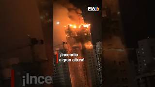 ¡DESASTRE  En Recife Brasil se registró un incendio en un edificio a gran altura en construcción [upl. by Carnes]