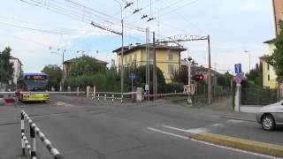 Passaggio a livello con semibarriere di via Rosselli in HD  Modena  Level Crossing [upl. by Doniv560]