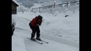 Mit den Skis in der Quartierstrasse [upl. by Wallraff934]