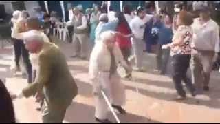 Viejo gracioso bailando en la boda [upl. by Dnalon]