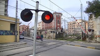 Spoorwegovergang Bari I  Railroad crossing  Passaggio a livello [upl. by Noni745]