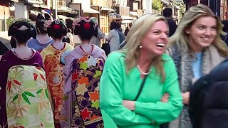 Geishas Walk in Hanamikoji amp Pontocho of Gion Kyoto  京都祇園、花見小路と先斗町で初来日の外国人観光客が人生初の舞妓さんに感動！海外の反応 [upl. by Gaulin]