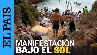 TURISMO  Residentes se manifiestan en una cala de Mallorca contra el turismo masivo  EL PAÍS [upl. by Yam]