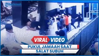 Terekam Detikdetik Pemuda Pukul Jamaah Masjid Saat Salat Subuh Bawa Badik [upl. by Nordine]