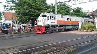 HUNTING Kereta api Di Jpl geser Yogyakarta di pagi hari [upl. by Leumhs]