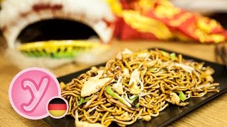 chinesisch GEBRATENE NUDELN wie beim Asiaten  Imbiss mit Hühnchen Ei Gemüse vegetarisch möglich [upl. by Ronacin702]