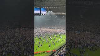 Platzsturm auf Schalke Fans feiern den Aufstieg 🔥 [upl. by Benito]