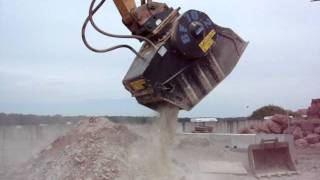 Godet concasseur MB Crusher BF 702 Poutre en béton armé [upl. by Herzig529]