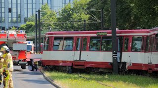 Düsseldorf  UBahn entgleist und kollidiert mit eimem Oberleitungsmast  Zwei Personen verletzt [upl. by Eiderf]