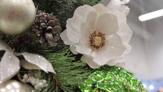 Comment décorer un sapin de Noël  Astuce 3 Sapinage et fleurs artificielles [upl. by Pardew]