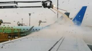 Spray DeIcing of Boeing 737 [upl. by Miran]