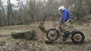 Tutoriel  moto trial training franchir de plusieurs façons un rocher [upl. by Shelley5]