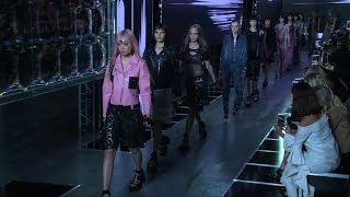 Défilés parisiens les héroïnes futuristes de Louis Vuitton [upl. by Timi]