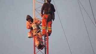 Pintando una antena a 70 metros de altura en Montevideo [upl. by Aronek]