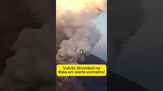 Vulcão Stromboli em alerta vermelho na Itália shorts [upl. by Aimas]