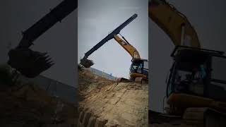 Operador limpia zanja en segundos con excavadora telescópica 🏗️ [upl. by Richma834]