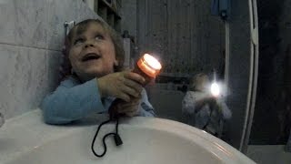 Zwillinge beim Zähneputzen mit Taschenlampe  lustige Kindervideos [upl. by Templa]