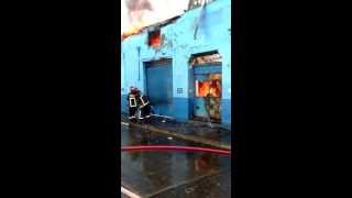 Cuerpo de Bomberos Santiago trabajando en Alarma de Incendio 25071013 Eyzaguirre y San Francisco [upl. by Violante]