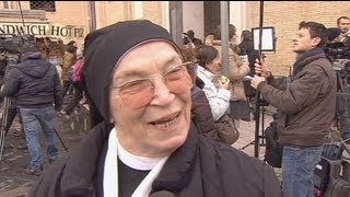 Incredulità e attese tra i fedeli in Piazza San Pietro [upl. by Sugna937]