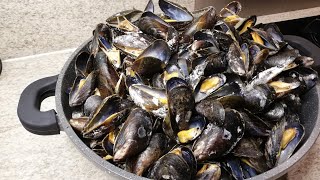 Recette Moules à la crème fraîche [upl. by Eugirne]