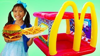 Wendy Juegos de Imitación con Restaurante Drive Thru Hinchable de McDonalds Alimentos de Juguete [upl. by Enyawal]