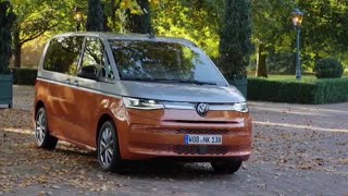 2024 MERCEDES V CLASS VS 2024 VW T7 MULTIVAN VS 2024 RENAULT TRAFIC SPACECLASS VS PEUGEOT TRAVELLER [upl. by Zumstein]