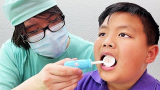 Ir Al Dentista Para Un Chequeo Dental De Alex  Niños Aprenden A Mantener Los Dientes Limpios [upl. by Leahcimnhoj715]