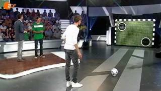 Thomas Müller traut sich an der Torwand auch vom Bierglas  das aktuelle sportstudio – ZDF [upl. by Konstantin]