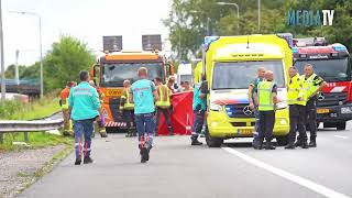 Vrachtwagenchauffeur overleden na aanrijding op snelweg A15 Ridderkerk [upl. by Pris]