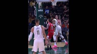 Giannis Antetokounmpo shoves Josh Giddey after foul and gets tech 😳 [upl. by Altaf]