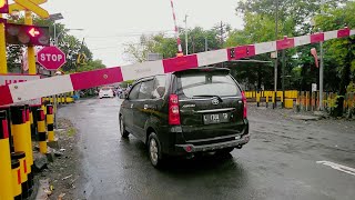 Hampir Rusak Palang Baru Perlintasan Kereta Api Surabaya [upl. by Reiniar728]