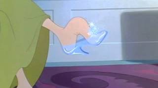 Javotte essaie la chaussure de verre de Cendrillon [upl. by Anaejer]