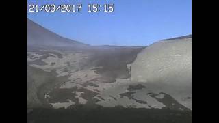 Activité effusive sur le volcan Etna 21 mars 2017 [upl. by Ahsieyn]