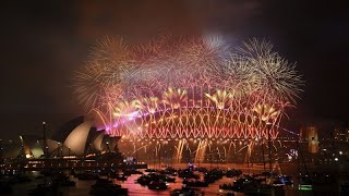 Capodanno i fuochi dartificio illuminano la baia di Sydney [upl. by Eralcyram]