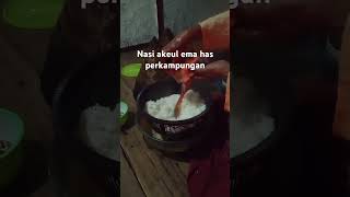 Nasi akeul emak di kampung emang enak karena sudah langka sekalih shorts perkampungan [upl. by Neerroc972]