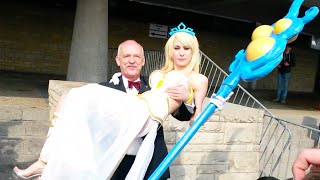 Janusz KorwinMikke z cosplayerką na ramionach  IEM Katowice 2015 [upl. by Deach426]